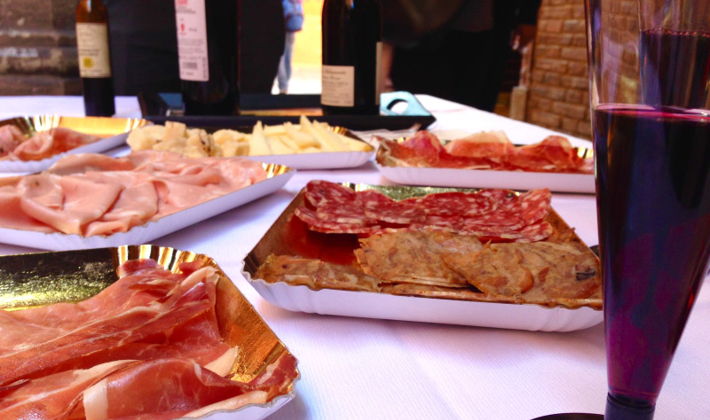 A local foodie experience through Bologna streets